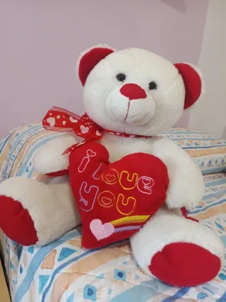 Oso de peluche blanco con corazón rojo