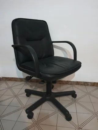 Silla de oficina negra