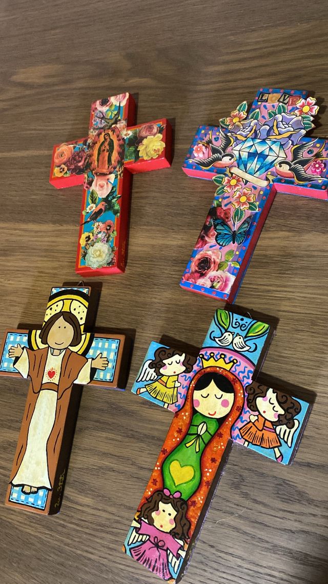 Cruces decorativas vírgenes y ángeles