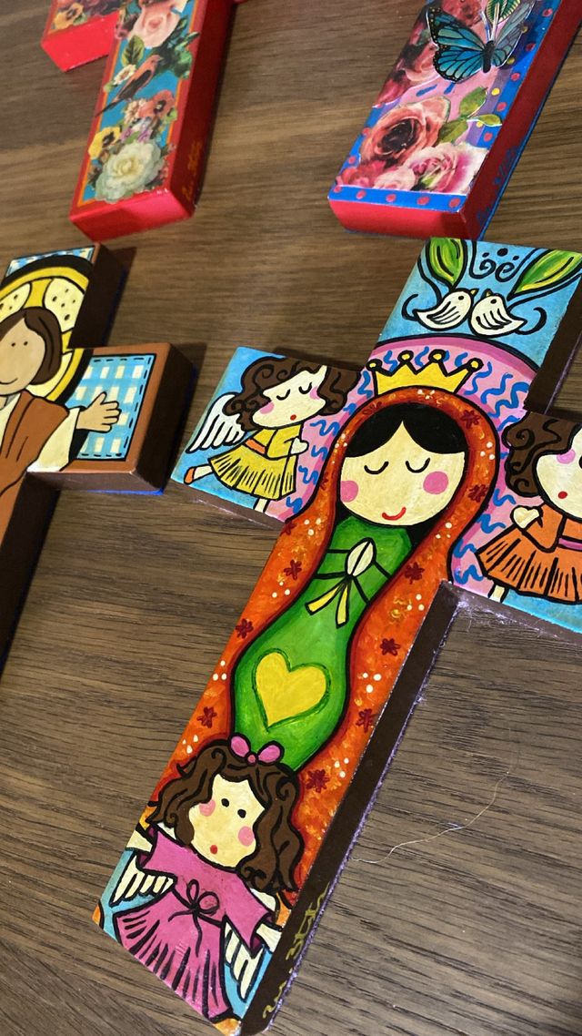 Cruces decorativas vírgenes y ángeles