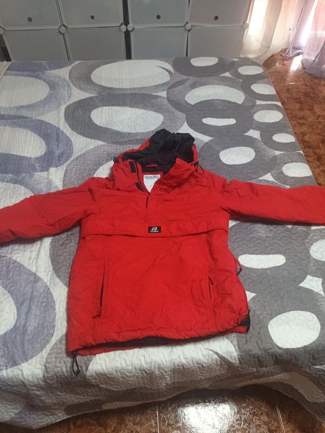 Chaqueta Pull&Bear roja niño