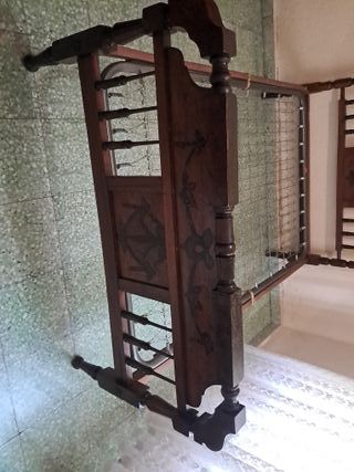 Cama antigua de madera