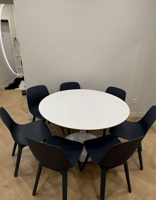 Mesa ovalada blanca y 6 sillas IKEA