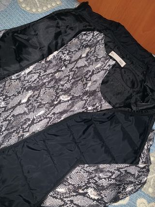 Vestido manga larga y chaleco estampado