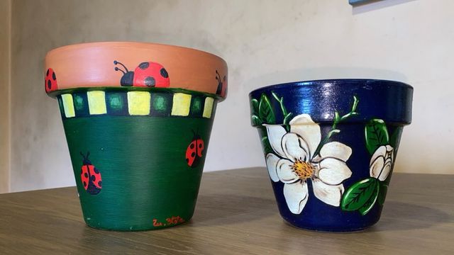 Macetas de terracota pintadas a mano