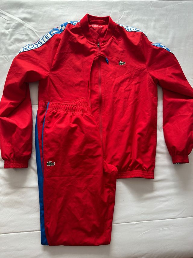 Conjunto deportivo Lacoste rojo y azul
