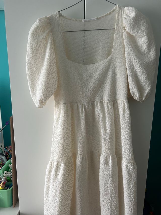 Vestido blanco con mangas abullonadas