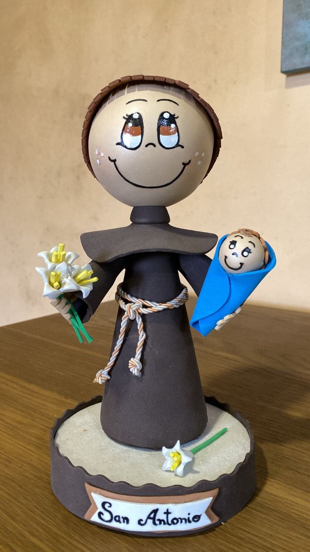 Fofucho San Antonio con bebé y flores