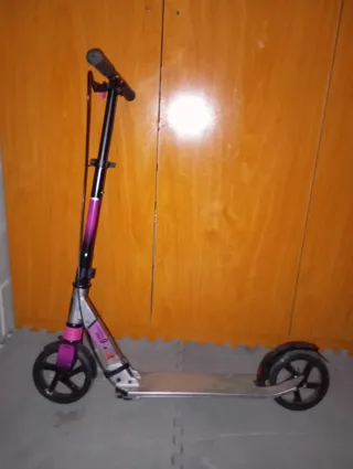 Patinete plegable plateado y morado