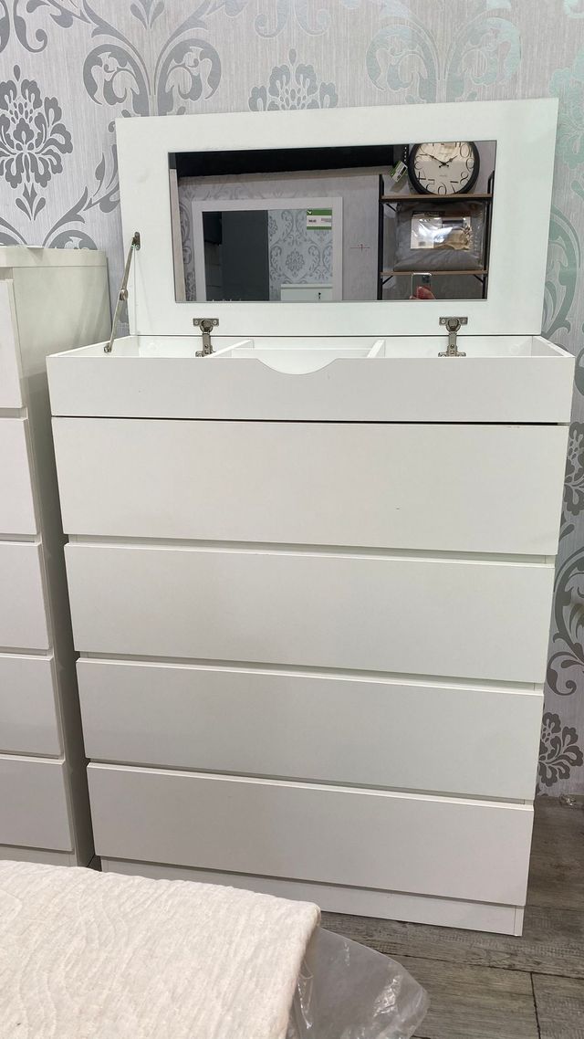 Cómoda blanca de madera