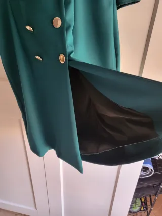 Vestido verde estilo smoking.