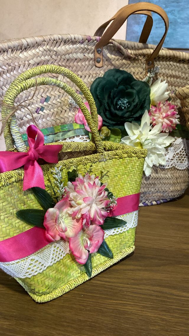 Bolsos de paja decorados con flores