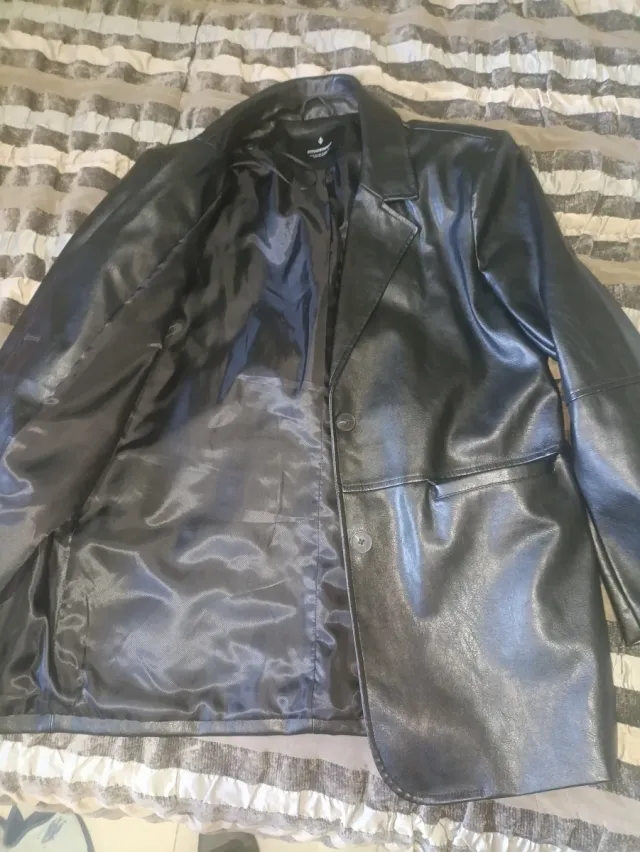 Chaquetón símil cuero negro