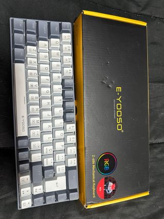 Teclado Mecânico E-YOOSO Z-686 RGB Cinza/Branco