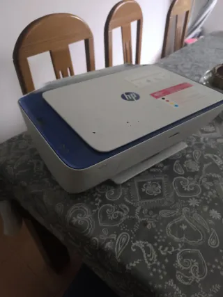 Impresora HP azul y blanca