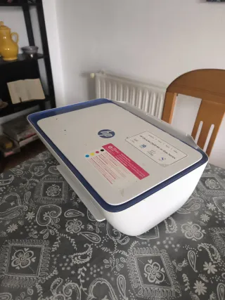 Impresora HP azul y blanca