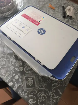 Impresora HP azul y blanca