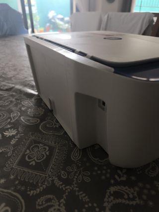 Impresora HP azul y blanca