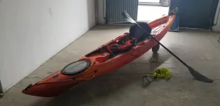 Kayak arancione con pagaia e gilet