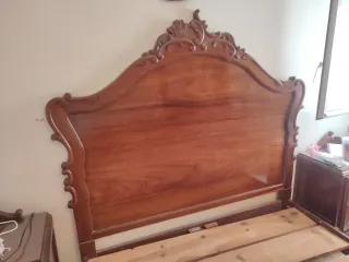 Base de cama de madera antigua