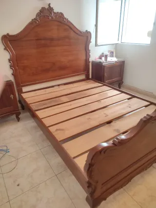 Base de cama de madera antigua