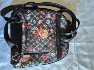 Zainetto nero con fantasia floreale