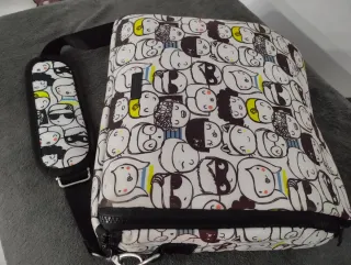 Bolso bandolera con estampado de caras, silla