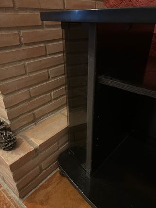 Mesa esquinera para TV oscura