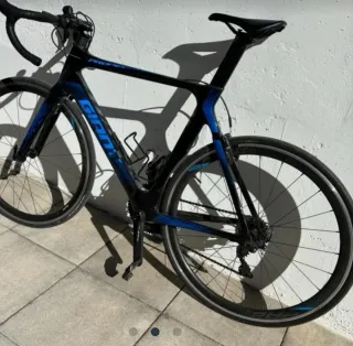 Bicicleta Giant Propel Negra y Azul