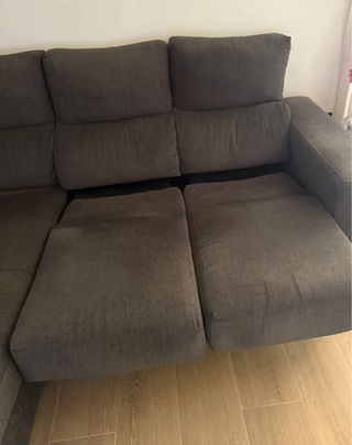 Sofá gris oscuro con “Chaise Longue” izquierda.