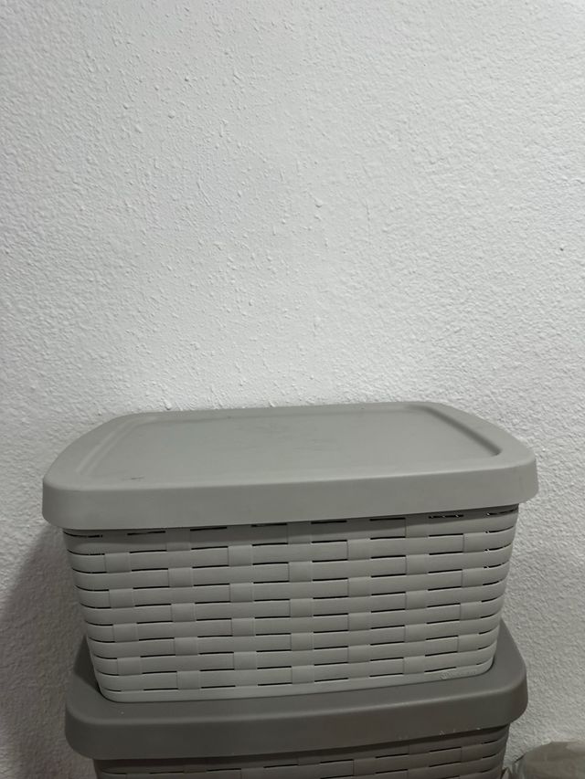 Caja de plástico gris claro con tapa