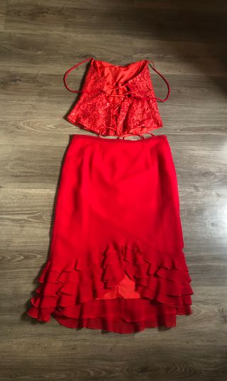 Traje de tres piezas, corsé, falda y chaqueta.