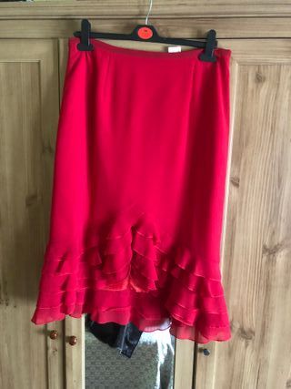 Traje de tres piezas, corsé, falda y chaqueta.