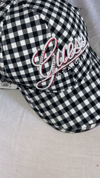 Gorra Guess cuadros blanco y negro