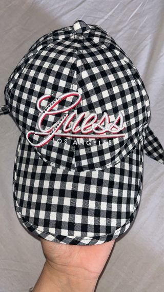Gorra Guess cuadros blanco y negro