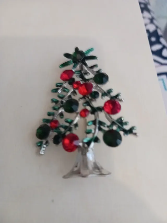 Broche árbol de Navidad con piedras
