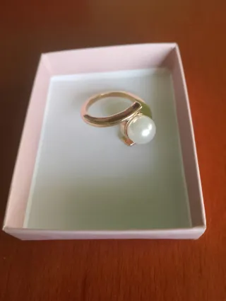 Anillo dorado con perla blanca