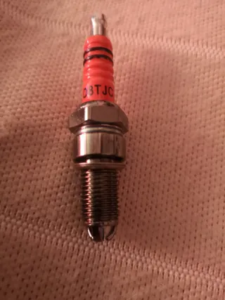 2 Bujías D8TC 3 Electrodos Motores 4 Tiempos