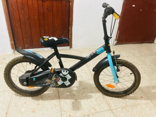 Bicicleta infantil Btwin negra y azul