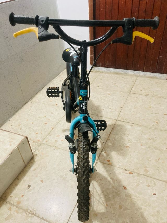 Bicicleta infantil Btwin negra y azul