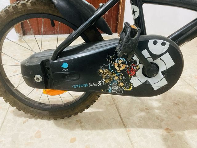 Bicicleta infantil Btwin negra y azul