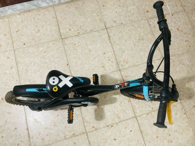 Bicicleta infantil Btwin negra y azul