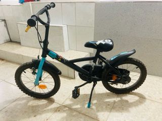 Bicicleta infantil Btwin negra y azul