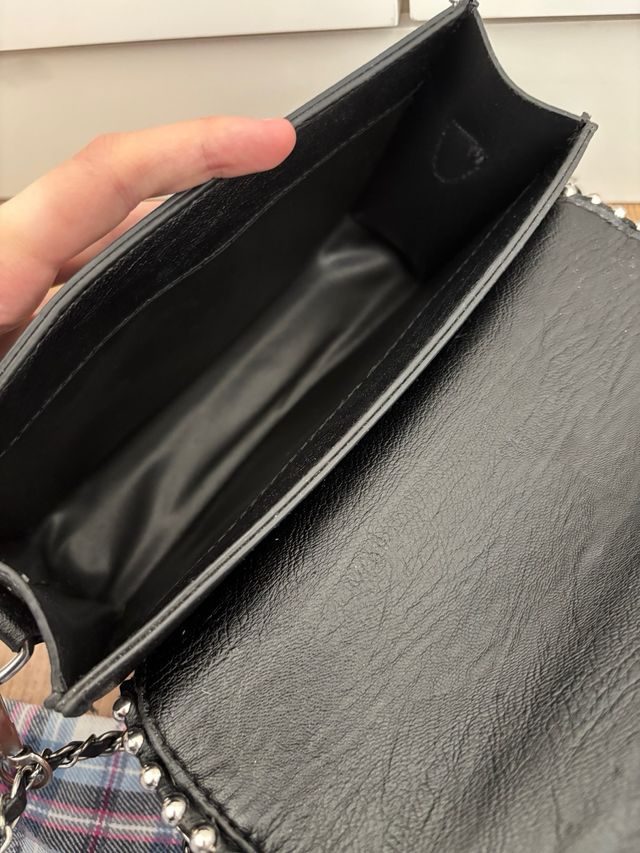 Bolso negro con tachuelas y cadena