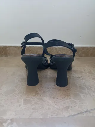 Sandalias negras de tacón Porronet.