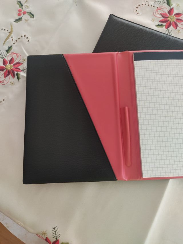 Bloc de notas con tapa negra y roja
2 unidades 7€