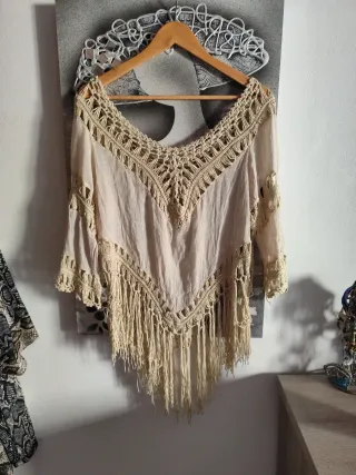 Blusa de manga 3/4 con crochet y flecos
