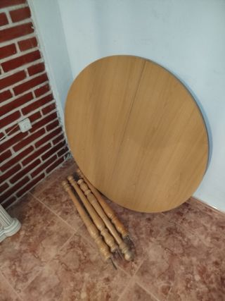 Mesa redonda de madera