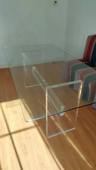 Mesa de cristal y metacrilato moderna.
