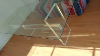 Mesa de cristal y metacrilato moderna.